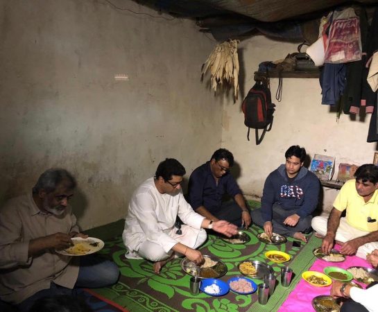 मैत्री संस्थेच्या विविध प्रकल्पना भेट दिल्यावर दुपारी रुईपठार ह्या गावी सेलूकर कुटुंबियांच्या घरी राज ठाकरे आणि त्यांच्या सहकाऱ्यांनी जेवण केलं. मैत्री संस्थेच्या विविध प्रकल्पना भेट दिल्यावर दुपारी रुईपठार ह्या गावी सेलूकर कुटुंबियांच्या घरी राज ठाकरे आणि त्यांच्या सहकाऱ्यांनी जेवण केलं.