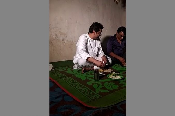 चिलाटीपासून चार किमी अंतरावरील रुईपठार गावातील नारायण छोटे सेलूकर यांच्या घरी राज ठाकरे यांनी आपल्या सहकाऱ्यांसह दुपारचे जेवण घेतले. सेलूकर कुटुंबातील महिलांनी मक्याची भाकर, राजगिरा पाल्याची भाजी, मसूर आमटी, कुठकी म्हणजे स्थानिक लाल भात आणि गोली या गोड्या पाण्यातील माशाचे कालवण असा जेवणाचा बेत आखला होता. चिलाटीपासून चार किमी अंतरावरील रुईपठार गावातील नारायण छोटे सेलूकर यांच्या घरी राज ठाकरे यांनी आपल्या सहकाऱ्यांसह दुपारचे जेवण घेतले. सेलूकर कुटुंबातील महिलांनी मक्याची भाकर, राजगिरा पाल्याची भाजी, मसूर आमटी, कुठकी म्हणजे स्थानिक लाल भात आणि गोली या गोड्या पाण्यातील माशाचे कालवण असा जेवणाचा बेत आखला होता.