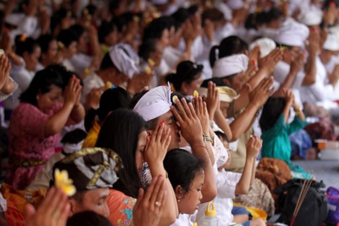 गेल्या वर्षी इंडोनेशियाच्या सरकारने भारतातील अनेक ठिकाणी इंडोनेशियातील रामायणावर आधारित रामलीला करण्याची मागणी सरकारकडे केली होती. इंडोनेशियाचे शिक्षण आणि सांस्कृतिक मंत्री अनीस बास्वेदन भारत दौऱ्यावर होते तेव्हा त्यांनी भारताचे सांस्कृतिक मंत्री महेश शर्मा यांना भेटून भारतातील अनेक राज्यांमध्ये वर्षातून किमान दोनदा इंडोनेशियातील रामायणाचे सादरीकरण करावं अशी इच्छा व्यक्त केली होती. गेल्या वर्षी इंडोनेशियाच्या सरकारने भारतातील अनेक ठिकाणी इंडोनेशियातील रामायणावर आधारित रामलीला करण्याची मागणी सरकारकडे केली होती. इंडोनेशियाचे शिक्षण आणि सांस्कृतिक मंत्री अनीस बास्वेदन भारत दौऱ्यावर होते तेव्हा त्यांनी भारताचे सांस्कृतिक मंत्री महेश शर्मा यांना भेटून भारतातील अनेक राज्यांमध्ये वर्षातून किमान दोनदा इंडोनेशियातील रामायणाचे सादरीकरण करावं अशी इच्छा व्यक्त केली होती.