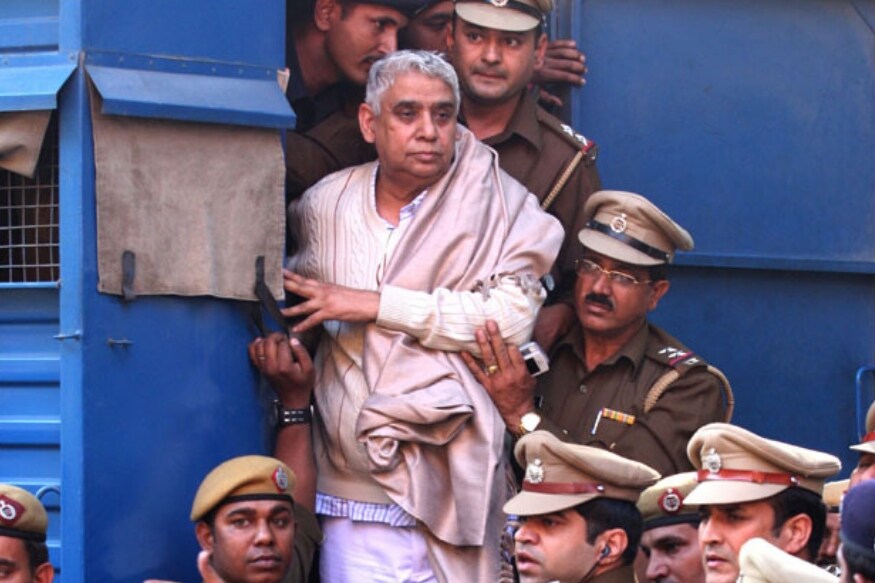 बाबा रामपाल, सतपाल आश्रम, हिस्सार : चार महिला आणि एका मुलाच्या हत्येप्रकरणी बाबा रामपाल याला कोर्टानं जन्मठेपेची शिक्षा सुनावलीय. स्वत:ला कबीराचा अवतार घोषीत करणाऱ्या या बाबानं हरियानात आश्रम स्थापन करून प्रचंड माया जमवली. आश्रमाविरूद्ध तक्रारी आल्यानंतर नोव्हेंबर 2014 मध्ये पोलिसांनी आश्रमावर छापा टाकला. त्यावेळी पोलीस आणि रामपालच्या समर्थकांमध्ये चकमक उडाली. त्यात चार महिला आणि एका मुलाचा मृत्यू झाला. फाईव्हस्टार सोईसुविधा असलेल्या या आश्रमात बाबाने आपल्या समर्थकांची शस्त्रसज्ज फौजच तयार केली होती. बाबा रामपाल, सतपाल आश्रम, हिस्सार : चार महिला आणि एका मुलाच्या हत्येप्रकरणी बाबा रामपाल याला कोर्टानं जन्मठेपेची शिक्षा सुनावलीय. स्वत:ला कबीराचा अवतार घोषीत करणाऱ्या या बाबानं हरियानात आश्रम स्थापन करून प्रचंड माया जमवली. आश्रमाविरूद्ध तक्रारी आल्यानंतर नोव्हेंबर 2014 मध्ये पोलिसांनी आश्रमावर छापा टाकला. त्यावेळी पोलीस आणि रामपालच्या समर्थकांमध्ये चकमक उडाली. त्यात चार महिला आणि एका मुलाचा मृत्यू झाला. फाईव्हस्टार सोईसुविधा असलेल्या या आश्रमात बाबाने आपल्या समर्थकांची शस्त्रसज्ज फौजच तयार केली होती.