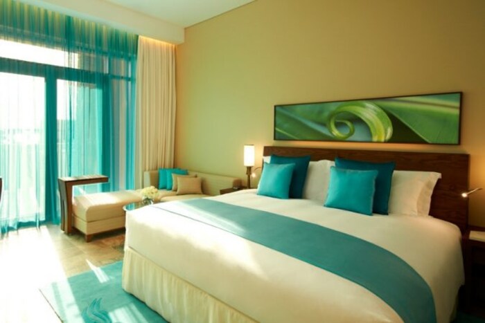 खोलीचं तापमान योग्य नसणं- अनेकदा थकल्यामुळे आपण पटकन झोपी जातो. मात्र खोलीचं तापमान अयोग्य असल्यामुळे त्याचा परिणाम दुसऱ्या दिवशी जाणवतो.