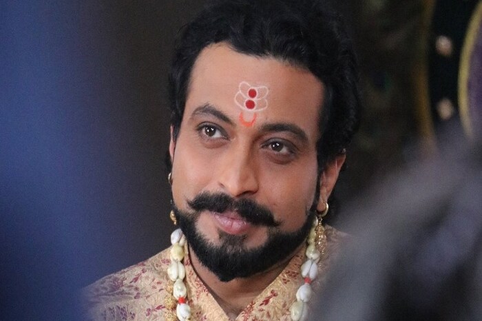 दुसऱ्या नंबरवर मात्र सरप्राईझ मिळालंय. खोट्या वास्तवात रमलेल्या प्रेक्षकांनी यावेळी चक्क इतिहासाला पसंती दिलीय. 'स्वराज्यरक्षक संभाजी' मालिकेनं मुसंडी मारलीय. गेल्या वेळी चौथ्या नंबरवर असलेला संभाजी यावेळी दुसऱ्या नंबरवर आलीय.