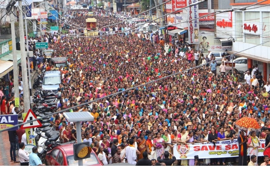 केरळमध्ये डाव्या लोकशाही आघाडीच्या(LDF)सरकारने मुद्दाम हा हिंदूविरोधी निर्णय अंमलात आणण्याची घाई केली असा आरोप आता भाजप करत आहे. त्यांनी या निर्णयाविरोधात सह्यांची मोहीम सुरू केली आहे. सेव्ह सबरीमाला असे फलक घेऊन हजारो स्त्रिया केरळच्या अनेक भागांतून असे मोर्चे काढत आहेत. केरळमध्ये डाव्या लोकशाही आघाडीच्या(LDF)सरकारने मुद्दाम हा हिंदूविरोधी निर्णय अंमलात आणण्याची घाई केली असा आरोप आता भाजप करत आहे. त्यांनी या निर्णयाविरोधात सह्यांची मोहीम सुरू केली आहे. सेव्ह सबरीमाला असे फलक घेऊन हजारो स्त्रिया केरळच्या अनेक भागांतून असे मोर्चे काढत आहेत.