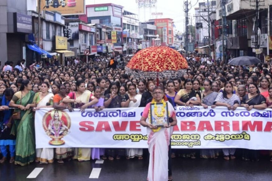 आता सर्वोच्च न्यायालयाने समानतेच्या तत्त्वावर दिलेल्या या निर्णयाला धार्मिक रंग चढतो आहे. या निर्णयाची अंमलबजावणी करू नका, म्हणून स्त्रियाच रस्त्यावर उतरल्या आहेत. हा निर्णय हिंदूविरोधी असल्याचा प्रचार होत आहे. आता सर्वोच्च न्यायालयाने समानतेच्या तत्त्वावर दिलेल्या या निर्णयाला धार्मिक रंग चढतो आहे. या निर्णयाची अंमलबजावणी करू नका, म्हणून स्त्रियाच रस्त्यावर उतरल्या आहेत. हा निर्णय हिंदूविरोधी असल्याचा प्रचार होत आहे.