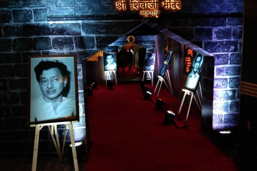 ट्रेलर लाँच कार्यक्रमात शिवाजी मंदिर नाट्यगृहाचा सेट उभारुन त्यात सिनेमातील कलाकारांनी साकारलेल्या भूमिकांचे पोस्टर लावण्यात आले. आणि डॉ. काशिनाथ घाणेकरांचे काही जुने फोटो लावण्यात आले. ट्रेलर लाँच कार्यक्रमात शिवाजी मंदिर नाट्यगृहाचा सेट उभारुन त्यात सिनेमातील कलाकारांनी साकारलेल्या भूमिकांचे पोस्टर लावण्यात आले. आणि डॉ. काशिनाथ घाणेकरांचे काही जुने फोटो लावण्यात आले.