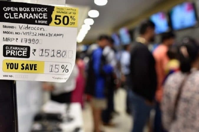 लवकर करा नाही तर स्टॉक संपेल- मार्केटिंगच्या या युक्तीतही अनेक ग्राहक फसतात. यात ग्राहकांना शेवटची तारीख आणि शेवटचा स्टॉक यांची भिती दाखवून वस्तू खरेदी करण्यास भाग पाडले जाते. एखाद्या वस्तूची तुम्हाला नितांत गरज आहे, ती वस्तू फार विचारपूर्वक पद्धतीने घेणंच योग्य राहील. त्यात कोणतीही घाई करू नका. लवकर करा नाही तर स्टॉक संपेल- मार्केटिंगच्या या युक्तीतही अनेक ग्राहक फसतात. यात ग्राहकांना शेवटची तारीख आणि शेवटचा स्टॉक यांची भिती दाखवून वस्तू खरेदी करण्यास भाग पाडले जाते. एखाद्या वस्तूची तुम्हाला नितांत गरज आहे, ती वस्तू फार विचारपूर्वक पद्धतीने घेणंच योग्य राहील. त्यात कोणतीही घाई करू नका.