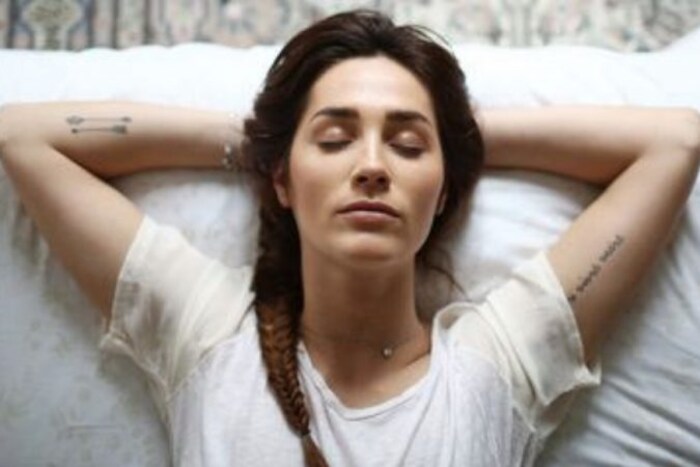 असेही काहीजण असताना ज्यांना जास्त थकल्यामुळे झोप येत नाही. तसेच ठरलेल्या वेळेपेक्षा जास्त झोपल्यावरही काहींना थकवा जाणवतो. डोकं दुखायला लागतं. आज आम्ही तुम्हाला संपूर्ण झोप झाल्यानंतरही थकवा का जाणवतो त्याबद्दल सांगणार आहोत.