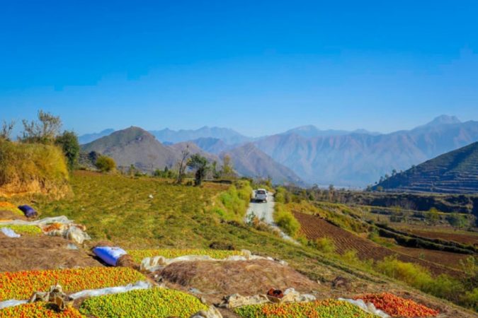 स्वात खोरं- पाकिस्तानचं स्वात खोरंही अतिशय सुंदर आहे. मात्र आता इथे दहशतवाद्यांचा मोठ्या प्रमाणात तळ असल्यामुळे हे कुख्यात ठिकाण म्हणून प्रसिद्ध होत आहे. दहशतवाद्यांचा बालेकिल्ला म्हणून स्वातचं खोरं ओळखलं जातं. इथे पर्यटन फार कमी होत असलं तरी पाकिस्तानच्या वर नमूद केलेल्या ठिकाणांपेक्षा सर्वात सुंदर ठिकाण म्हणून स्वातचं खोरं अग्रणी आहे. (फोटो- डॉन) स्वात खोरं- पाकिस्तानचं स्वात खोरंही अतिशय सुंदर आहे. मात्र आता इथे दहशतवाद्यांचा मोठ्या प्रमाणात तळ असल्यामुळे हे कुख्यात ठिकाण म्हणून प्रसिद्ध होत आहे. दहशतवाद्यांचा बालेकिल्ला म्हणून स्वातचं खोरं ओळखलं जातं. इथे पर्यटन फार कमी होत असलं तरी पाकिस्तानच्या वर नमूद केलेल्या ठिकाणांपेक्षा सर्वात सुंदर ठिकाण म्हणून स्वातचं खोरं अग्रणी आहे. (फोटो- डॉन)