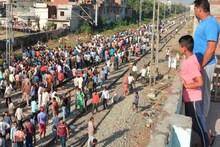 PHOTOS : ट्रेनचा वेग कमी केला, मात्र लोकांनी दगडफेक सुरू केली - ड्रायव्हरचा खुलासा