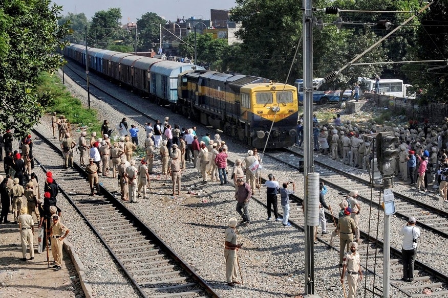 परिस्थिती शांत झाल्यानंतर व्यस्त असलेल्या या मार्गावर रविवारी पहिली ट्रेन धावली. सुरवातीला मालगाडी धावली आणि नंतर पॅसेंजर ट्रेन. मात्र त्यात प्रवासी नव्हते. शुक्रवार रात्रीच्या घटनेनंतर पहिल्यांदाच वाहतूक सुरू झाली. परिस्थिती शांत झाल्यानंतर व्यस्त असलेल्या या मार्गावर रविवारी पहिली ट्रेन धावली. सुरवातीला मालगाडी धावली आणि नंतर पॅसेंजर ट्रेन. मात्र त्यात प्रवासी नव्हते. शुक्रवार रात्रीच्या घटनेनंतर पहिल्यांदाच वाहतूक सुरू झाली.