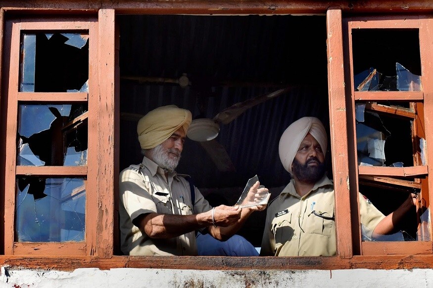 निदर्शकांनी गोंधळ घालत आजुबाजूच्या परिसरात धुडगूस घातला. दगडफेकही केली त्यात काही इमारतींच्या काचाही फुटल्या. निदर्शकांनी गोंधळ घालत आजुबाजूच्या परिसरात धुडगूस घातला. दगडफेकही केली त्यात काही इमारतींच्या काचाही फुटल्या.
