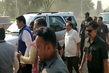 मुख्यमंत्री आणि खडसे जेव्हा एकाच गाडीतून येतात तेव्हा... मुख्यमंत्री आणि खडसे जेव्हा एकाच गाडीतून येतात तेव्हा...