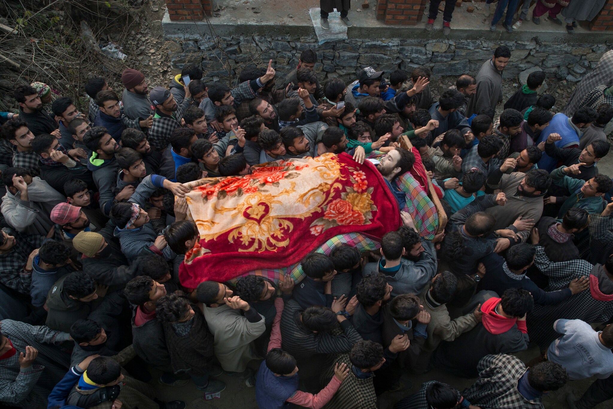 दक्षिण काश्मीरमध्ये झालेल्या या चकमकीत काश्मिरी बंडखोर शाहीद अहमद या बंडखोर नेत्यासह ६ जण मारले गेले. दक्षिण काश्मीरमध्ये झालेल्या या चकमकीत काश्मिरी बंडखोर शाहीद अहमद या बंडखोर नेत्यासह ६ जण मारले गेले.