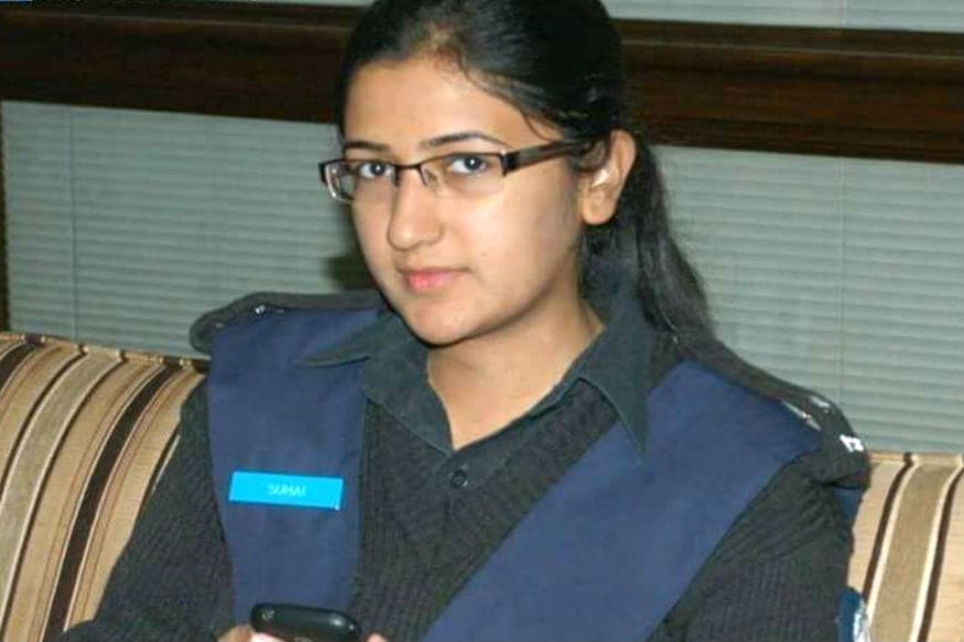 कराचीमध्ये चीनच्या दूतावासात २३ नोव्हेंबरला मोठा दहशतवादी हल्ला झाला. या हल्ल्यादरम्यान वरिष्ठ महिला कमांडो सुहाई अजीज तलपुर यांनी दाखवलेल्या असामान्य कर्तृत्वामुळे फक्त पाकिस्तानातच नाही तर चीनमध्येही त्यांचं भरभरून कौतुक होत आहे. चीनच्या सोशल मीडियावरून सुहाई यांचं कौतुक केलं जात आहे. सुहाई यांना चीनमध्ये सेलिब्रिटी स्टेटस मिळालं आहे. काहींनी तर सुहाई यांना लग्नाचाच प्रस्ताव दिला आहे. कराचीमध्ये चीनच्या दूतावासात २३ नोव्हेंबरला मोठा दहशतवादी हल्ला झाला. या हल्ल्यादरम्यान वरिष्ठ महिला कमांडो सुहाई अजीज तलपुर यांनी दाखवलेल्या असामान्य कर्तृत्वामुळे फक्त पाकिस्तानातच नाही तर चीनमध्येही त्यांचं भरभरून कौतुक होत आहे. चीनच्या सोशल मीडियावरून सुहाई यांचं कौतुक केलं जात आहे. सुहाई यांना चीनमध्ये सेलिब्रिटी स्टेटस मिळालं आहे. काहींनी तर सुहाई यांना लग्नाचाच प्रस्ताव दिला आहे.