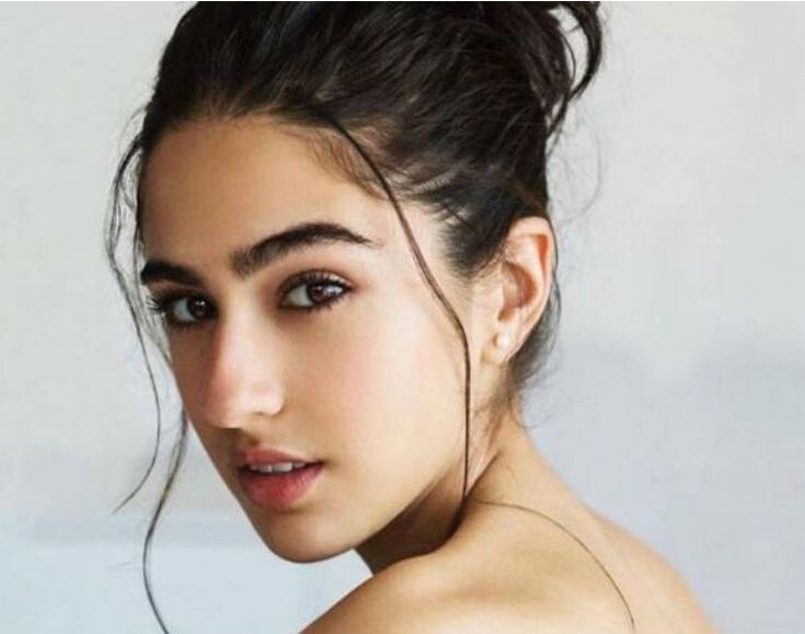 सैफ अली खानची मुलगी सारा अली खान केदारनाथ सिनेमातून बॉलिवूडमध्ये एंट्री करत आहे. या चित्रपटाच्या रिलीज होण्याआधीच सारा वेगवेगळ्या लुकमधून समोर आली होती. सारा अली खानचा पहिला चित्रपट येताच वादात सापडला होता. सैफ अली खानची मुलगी सारा अली खान केदारनाथ सिनेमातून बॉलिवूडमध्ये एंट्री करत आहे. या चित्रपटाच्या रिलीज होण्याआधीच सारा वेगवेगळ्या लुकमधून समोर आली होती. सारा अली खानचा पहिला चित्रपट येताच वादात सापडला होता.