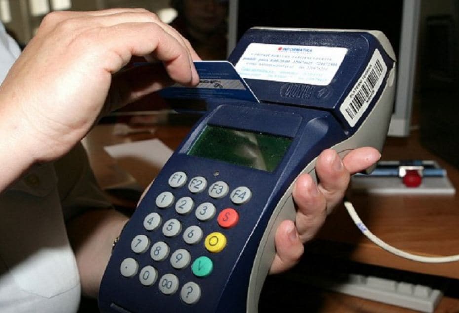 जुन्या ATM किंवा डेबिट कार्डच्या मागील बाजूला एक काळ्या रंगाची पट्टी आहे. त्या काळ्या पट्टीमध्ये मॅग्नेटिक स्ट्रिप असते. ज्यात तुमच्या खात्याची संपूर्ण माहिती उपलब्ध असते. त्यामुळे खेरदीच्या वेळी तुम्ही कार्ड स्वाईप करता पण अनेक वेळा तुमचं कार्ड रिजेक्ट केलं जातं. अशा वेळी तुमचं कार्ड सुरक्षित नसल्याने तुमच्या खात्याची माहिती दुसऱ्या व्यक्तीला कळू शकते. जुन्या ATM किंवा डेबिट कार्डच्या मागील बाजूला एक काळ्या रंगाची पट्टी आहे. त्या काळ्या पट्टीमध्ये मॅग्नेटिक स्ट्रिप असते. ज्यात तुमच्या खात्याची संपूर्ण माहिती उपलब्ध असते. त्यामुळे खेरदीच्या वेळी तुम्ही कार्ड स्वाईप करता पण अनेक वेळा तुमचं कार्ड रिजेक्ट केलं जातं. अशा वेळी तुमचं कार्ड सुरक्षित नसल्याने तुमच्या खात्याची माहिती दुसऱ्या व्यक्तीला कळू शकते.