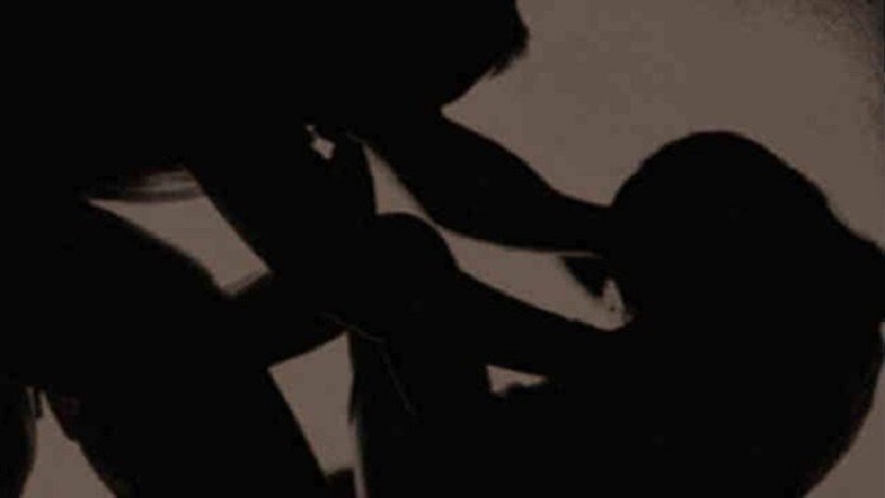 टाईम्स ऑफ इंडियाने दिलेल्या माहितीनुसार, आरोपी दिवाळीच्या रात्री दारूच्या नशेत धुंद होता. त्यात त्याने त्याच्या 15 वर्षाच्या बहिणीवर बलात्कार केला असं पोलिसांकडून सांगण्यात आलं आहे. आणि बलात्कार करण्याआधी... टाईम्स ऑफ इंडियाने दिलेल्या माहितीनुसार, आरोपी दिवाळीच्या रात्री दारूच्या नशेत धुंद होता. त्यात त्याने त्याच्या 15 वर्षाच्या बहिणीवर बलात्कार केला असं पोलिसांकडून सांगण्यात आलं आहे. आणि बलात्कार करण्याआधी...