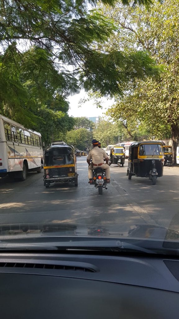 व्हिडिओ बनवताना नागरिकांनी पोलिसांना याबाबत जाब विचारला. पण या नियम तोडणाऱ्या पोलिसांनी एकाही प्रश्नाचे उत्तर दिलं नाही. व्हिडिओ बनवताना नागरिकांनी पोलिसांना याबाबत जाब विचारला. पण या नियम तोडणाऱ्या पोलिसांनी एकाही प्रश्नाचे उत्तर दिलं नाही.