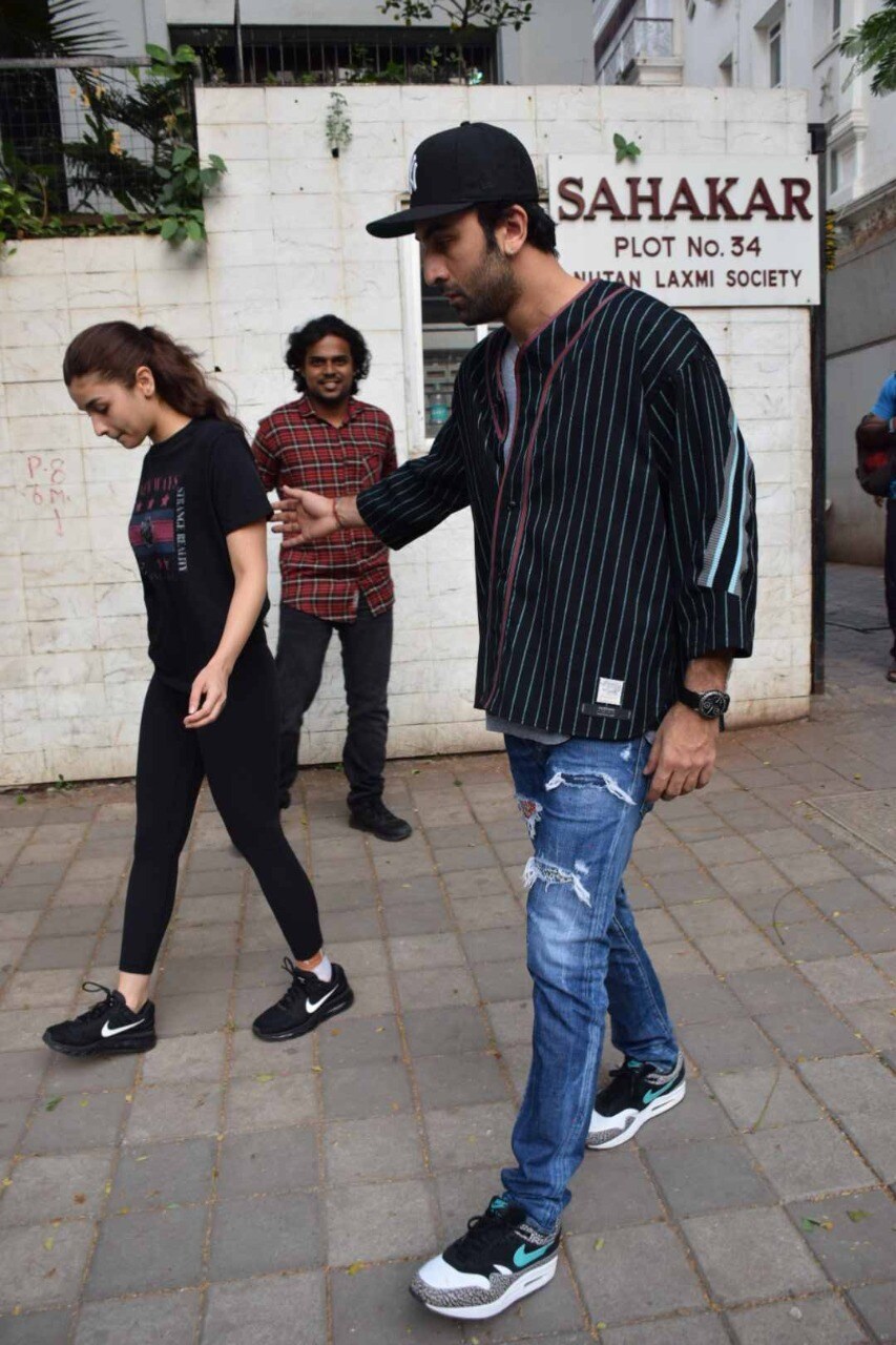 आलिया आणि रणबीर लवकरच लग्न करण्याची शक्यता आहे. फोटोमध्ये रणबीर कपूर आलियाची काळजी घेताना देखील दिसून येत आहे. आलिया आणि रणबीर लवकरच लग्न करण्याची शक्यता आहे. फोटोमध्ये रणबीर कपूर आलियाची काळजी घेताना देखील दिसून येत आहे.