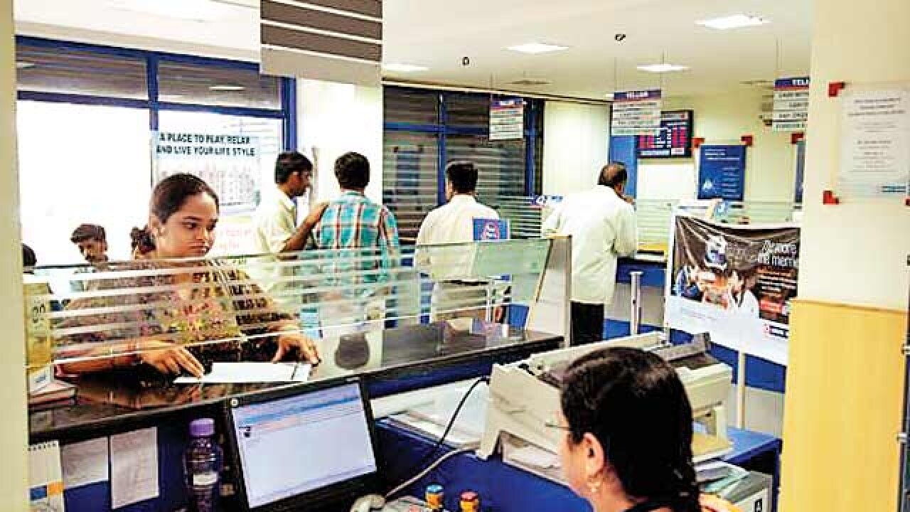 स्टेट बँक ऑफ इंडियाच्या पेन्शन धारकांना हयात असल्याचा दाखला द्यावा लागणार आहे. त्यासाठी एसबीआय बँकेकडून आता 30 नोव्हेंबरपर्यंत मुदत देण्यात आली आहे. स्टेट बँक ऑफ इंडियाच्या पेन्शन धारकांना हयात असल्याचा दाखला द्यावा लागणार आहे. त्यासाठी एसबीआय बँकेकडून आता 30 नोव्हेंबरपर्यंत मुदत देण्यात आली आहे.
