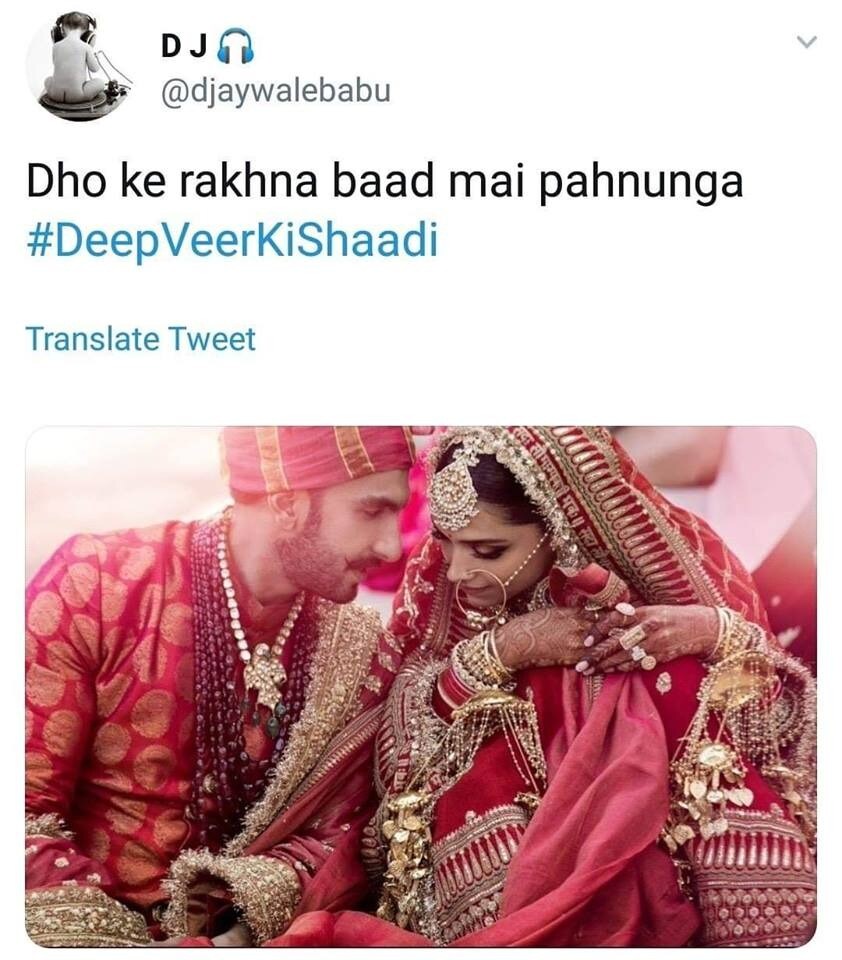 कपड्यांमुळे चर्चेत असलेला रणवीर सिंहवर यावेळेही विनोद करण्यात आला आहे. दीपिकाने घातलेल्या ड्रेसवरून तो वक्तव्य करताना दिसतो आहे. लग्नाच्यानंतर हा ड्रेस धुवून ठेव मी घालणार आहे अशी टीका त्याच्यावर या पोस्टमधून करण्यात आली आहे. कपड्यांमुळे चर्चेत असलेला रणवीर सिंहवर यावेळेही विनोद करण्यात आला आहे. दीपिकाने घातलेल्या ड्रेसवरून तो वक्तव्य करताना दिसतो आहे. लग्नाच्यानंतर हा ड्रेस धुवून ठेव मी घालणार आहे अशी टीका त्याच्यावर या पोस्टमधून करण्यात आली आहे.