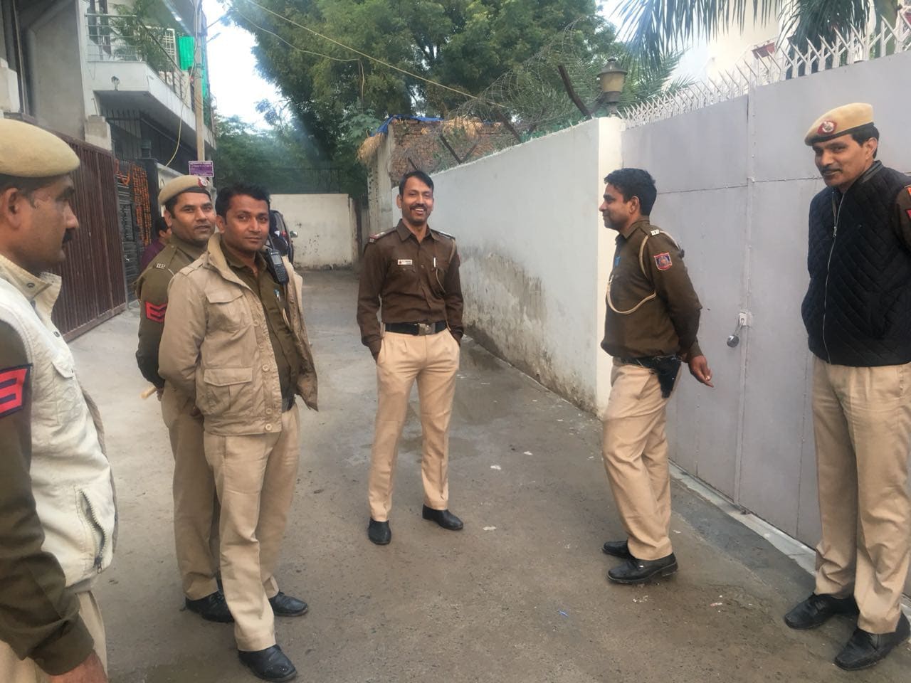 लखानी यांनी त्याला कपडे पाहण्यासाठी वर्कशॉपमध्ये बोलवलं होतं. त्यावेळी चोरीच्या हेतूने आलेल्या राहुलने लखानी यांच्यावर हल्ला केला. लखानी यांना वाचवण्यासाठी मध्ये पडलेल्या बहादुरवरही त्याने हल्ला केला. लखानी यांनी त्याला कपडे पाहण्यासाठी वर्कशॉपमध्ये बोलवलं होतं. त्यावेळी चोरीच्या हेतूने आलेल्या राहुलने लखानी यांच्यावर हल्ला केला. लखानी यांना वाचवण्यासाठी मध्ये पडलेल्या बहादुरवरही त्याने हल्ला केला.