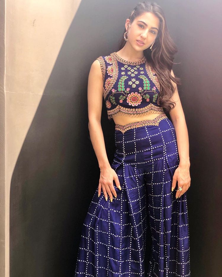 सारा अली खानचे येणारे चित्रपट बरेच चर्चेत आहेत. त्यामुळे तिने हे फोटोशूट केलं असल्याची शक्यता आहे. साराचा लुक पाहिला तर तिला साधं राहायला फार आवडत असावं. सारा अली खानचे येणारे चित्रपट बरेच चर्चेत आहेत. त्यामुळे तिने हे फोटोशूट केलं असल्याची शक्यता आहे. साराचा लुक पाहिला तर तिला साधं राहायला फार आवडत असावं.