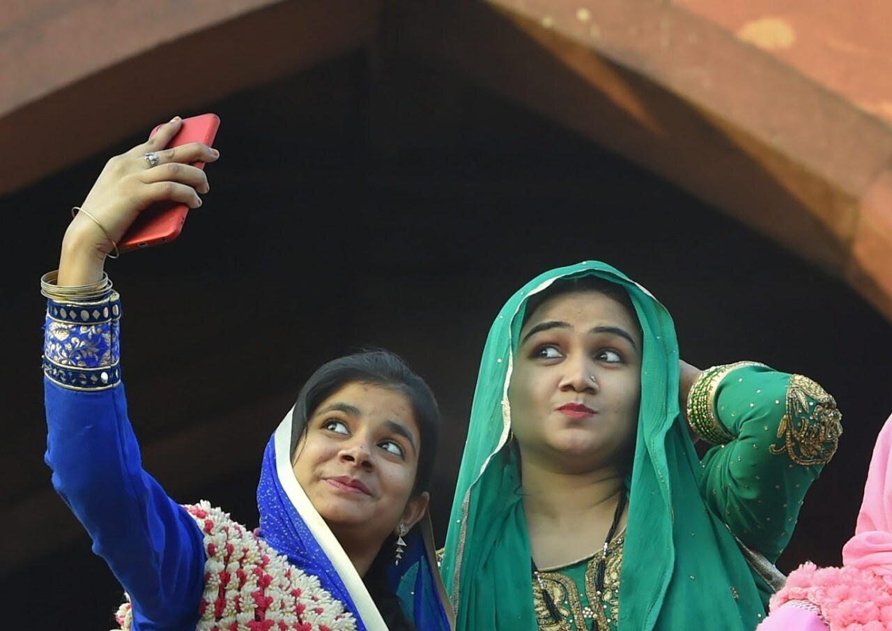 तर त्याने आता पुन्हा एक नवा फतवा काढला आहे तो म्हणजे महिलांनी नखांना नेल पॉलिश लावायची नाही आणि नखं कापायची देखील नाही. तर त्याने आता पुन्हा एक नवा फतवा काढला आहे तो म्हणजे महिलांनी नखांना नेल पॉलिश लावायची नाही आणि नखं कापायची देखील नाही.