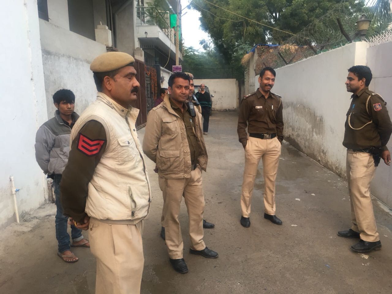 या प्रकरणात संशयातून पोलिसांनी 3 जणांना ताब्यात घेतलं आहे. चोरीच्या प्रयत्नातून या दोघांची हत्या झाली असल्याचा प्राथमिक अंदाज पोलिसांकडून वर्तवण्यात येत आहे. या प्रकरणात संशयातून पोलिसांनी 3 जणांना ताब्यात घेतलं आहे. चोरीच्या प्रयत्नातून या दोघांची हत्या झाली असल्याचा प्राथमिक अंदाज पोलिसांकडून वर्तवण्यात येत आहे.