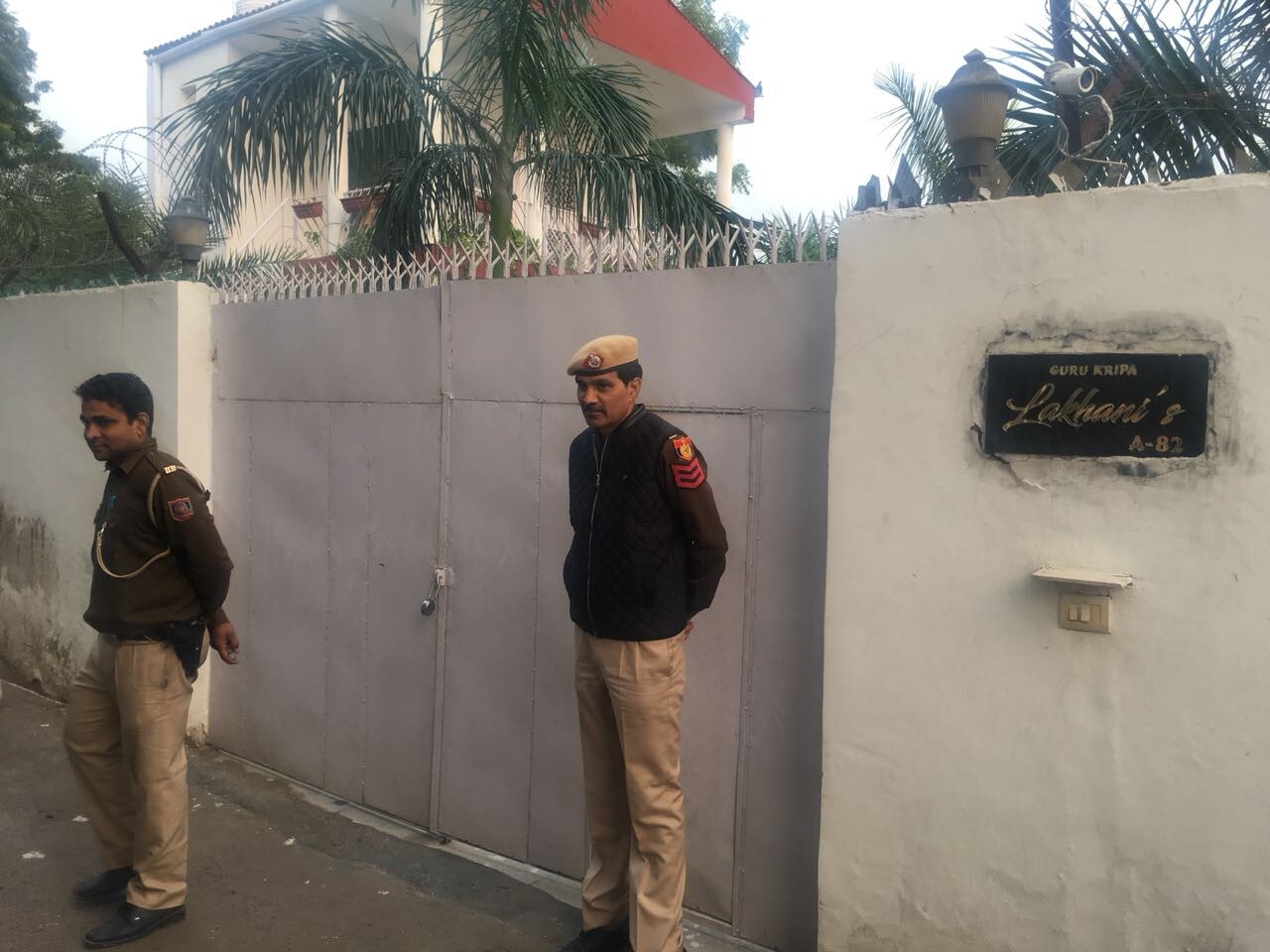 पोलिसांच्या सांगण्यानुसार, या तिघांनी रक्ताचे डाग मिटवण्यासाठी घरात साफसफाई केली. त्यानंतर या तिघांनी लखानी यांची कार घेऊन पळून जाण्याचा प्रयत्न केला. त्यावेळीच पोलिसांनी त्यांच्या मुसक्या आवळल्या. पोलिसांच्या सांगण्यानुसार, या तिघांनी रक्ताचे डाग मिटवण्यासाठी घरात साफसफाई केली. त्यानंतर या तिघांनी लखानी यांची कार घेऊन पळून जाण्याचा प्रयत्न केला. त्यावेळीच पोलिसांनी त्यांच्या मुसक्या आवळल्या.