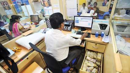SBI बँकेतील पेन्शन धारकांना 30 नोव्हेंबरच्या आत हयात असल्याचा दाखला जमा करायचा आहे. यासाठी पेन्शन धारकांना त्यांच्या जवळच्या बँकेत फॉर्म उपलब्ध असेल. त्या फॉर्ममध्ये तपशील भरून तो 30 तारखेच्या आत बँकेत जमा करावा. पेन्शन प्राप्त होणाऱ्या व्यक्तीची बँकेमध्ये जाण्याची तयारी नसेल तर त्यांच्या जवळील अधिकृत व्यक्तीने हा फॉर्म बँकेत जमा करावा. SBI बँकेतील पेन्शन धारकांना 30 नोव्हेंबरच्या आत हयात असल्याचा दाखला जमा करायचा आहे. यासाठी पेन्शन धारकांना त्यांच्या जवळच्या बँकेत फॉर्म उपलब्ध असेल. त्या फॉर्ममध्ये तपशील भरून तो 30 तारखेच्या आत बँकेत जमा करावा. पेन्शन प्राप्त होणाऱ्या व्यक्तीची बँकेमध्ये जाण्याची तयारी नसेल तर त्यांच्या जवळील अधिकृत व्यक्तीने हा फॉर्म बँकेत जमा करावा.