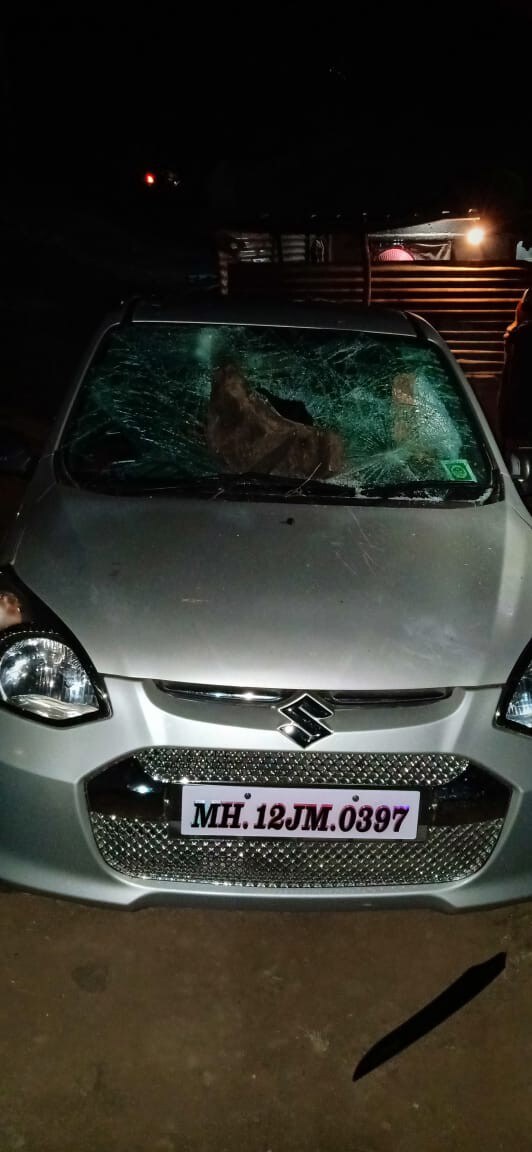 शांताराम काळे, तसंच महिला वंदना शांताराम काळे, रेश्मा संतोष काळे यांना ही मारहाण करण्यात आली आहे. बरं या जमावाने फक्त महिलांनाच नाही तर परिसराती अनेक गाड्यांची तोडफोड केली आहे. शांताराम काळे, तसंच महिला वंदना शांताराम काळे, रेश्मा संतोष काळे यांना ही मारहाण करण्यात आली आहे. बरं या जमावाने फक्त महिलांनाच नाही तर परिसराती अनेक गाड्यांची तोडफोड केली आहे.