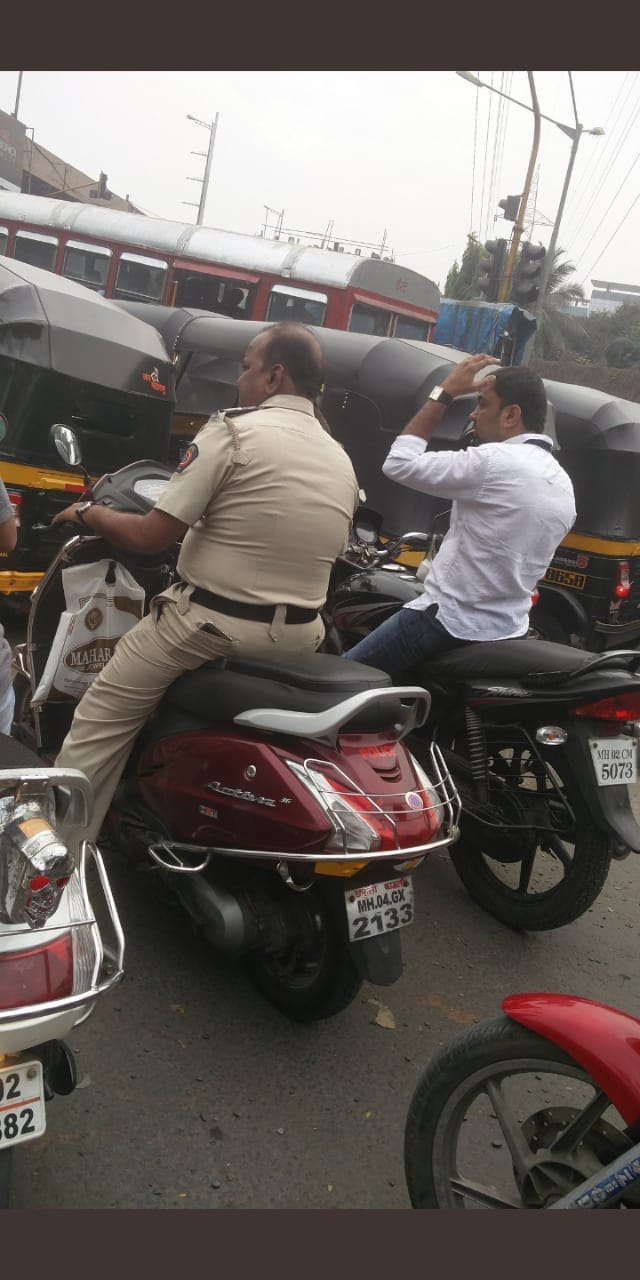 यामध्ये काही पोलीस विना हेल्मेट गाडी चालवताना दिसत आहेत. तर काहीजण चुकीच्या बाजूने गाडी चालवत आहेत. यामध्ये काही पोलीस विना हेल्मेट गाडी चालवताना दिसत आहेत. तर काहीजण चुकीच्या बाजूने गाडी चालवत आहेत.
