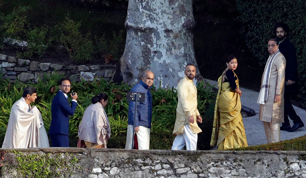 दीपिकाची मेहंदी काढायला दीप्ती बेन मारू या मेहंदी आर्टिस्टला इटलीला बोलावून घेतलं. दीप्ती मुंबईच्या नालासोपारा इथे राहते. 11 नोव्हेंबरला ती इटलीला पोचली. दीपिकाची मेहंदी काढायला दीप्ती बेन मारू या मेहंदी आर्टिस्टला इटलीला बोलावून घेतलं. दीप्ती मुंबईच्या नालासोपारा इथे राहते. 11 नोव्हेंबरला ती इटलीला पोचली.