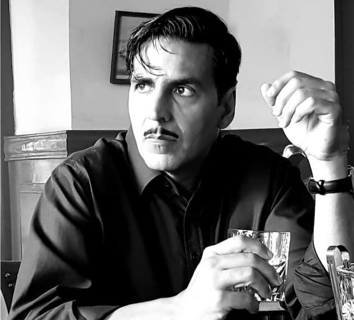 बॉलिवूडचा खिलाडी अक्षयकुमार पहिल्या क्रमांकावर आहे. 51 वर्षाच्या अक्षयकुमारनं सुरुवातीच्या काळात अॅक्शनने तरुणांना वेड लावलं आणि आता सामाजिक विषयावर आधारीत सिनेमे करून प्रेक्षकांच्या मनात घर करत आहे. सर्वात जास्त कमवणाऱ्या अभिनेत्यांपैकी एक अक्षयकुमार आहे. फोर्ब्सनं दिलेल्या यादीनुसार अक्षयकुमारची 40.5 मिलियन डॉलर इतकी कमाई आहे. जास्त कमवणाऱ्या अभिनेत्यांपैकी अक्षय सातव्या क्रमांकावर आहेत.