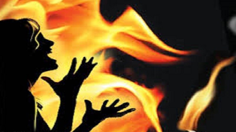 लग्नाच्या दुसऱ्या दिवसानंतरच तिच्या सासरच्यांनी हुंड्यासाठी तिचा छळ करण्यास सुरूवात केली. महिलेने सांगितलं की,... लग्नाच्या दुसऱ्या दिवसानंतरच तिच्या सासरच्यांनी हुंड्यासाठी तिचा छळ करण्यास सुरूवात केली. महिलेने सांगितलं की,...
