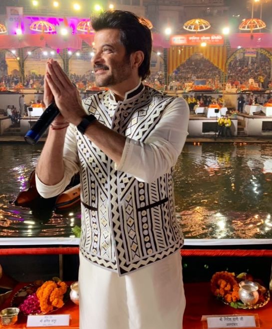 वाढत्या वयाबरोबर तितकाच तरूण दिसणारा अनिल कपूर सध्या देव दिवाळी साजरा करतोय.बॉलिवूडमध्ये तरूण कलाकारांबरोबर काम करून अनिल कपूर आजही तरूण असल्याची जाणीव करून देतो. वाढत्या वयाबरोबर तितकाच तरूण दिसणारा अनिल कपूर सध्या देव दिवाळी साजरा करतोय.बॉलिवूडमध्ये तरूण कलाकारांबरोबर काम करून अनिल कपूर आजही तरूण असल्याची जाणीव करून देतो.