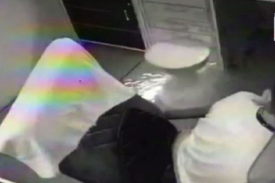 LIVE VIDEO ...आणि क्षणार्धात फटाक्यासारखा फुटला मोबाईल