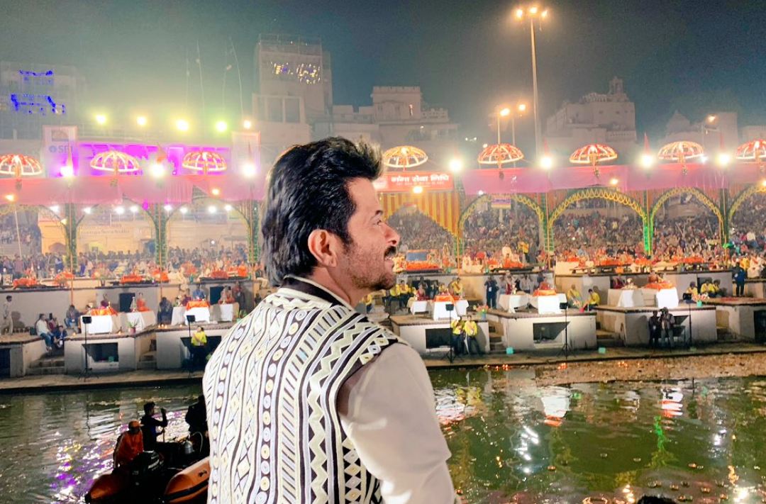 61 वर्षांचा अनिल कपूर वाराणसीमध्ये देव दिवाळी साजरी करतोय. त्याचबरोबर या देव दिवाळीसाठी त्याने हे पारंपारिक कपडे घातले आहेत. 61 वर्षांचा अनिल कपूर वाराणसीमध्ये देव दिवाळी साजरी करतोय. त्याचबरोबर या देव दिवाळीसाठी त्याने हे पारंपारिक कपडे घातले आहेत.