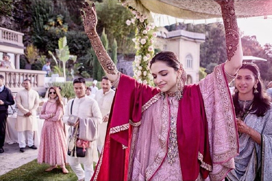 लग्नातील दीपिकाचा सर्वात हटके फोटोंपैकी एक असा हा फोटो आहे. मेहंदी कार्यक्रामातील या फोटोमध्ये दीपिका वेगळ्याच स्वॅगमध्ये दिसत आहे. लग्नातील दीपिकाचा सर्वात हटके फोटोंपैकी एक असा हा फोटो आहे. मेहंदी कार्यक्रामातील या फोटोमध्ये दीपिका वेगळ्याच स्वॅगमध्ये दिसत आहे.