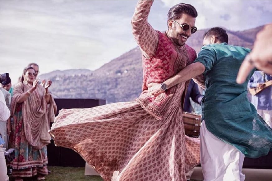 इटलीणत रंगलेल्या लग्न सोहळ्यात रणवीर सिंग नाचताना दिसत आहे. रणवीरच्या लग्नाचे कपडे शाही पद्धतीचे होते. रणवीरचा शाही लुक या फोटोतून पहायला मिळतं आहे. इटलीणत रंगलेल्या लग्न सोहळ्यात रणवीर सिंग नाचताना दिसत आहे. रणवीरच्या लग्नाचे कपडे शाही पद्धतीचे होते. रणवीरचा शाही लुक या फोटोतून पहायला मिळतं आहे.