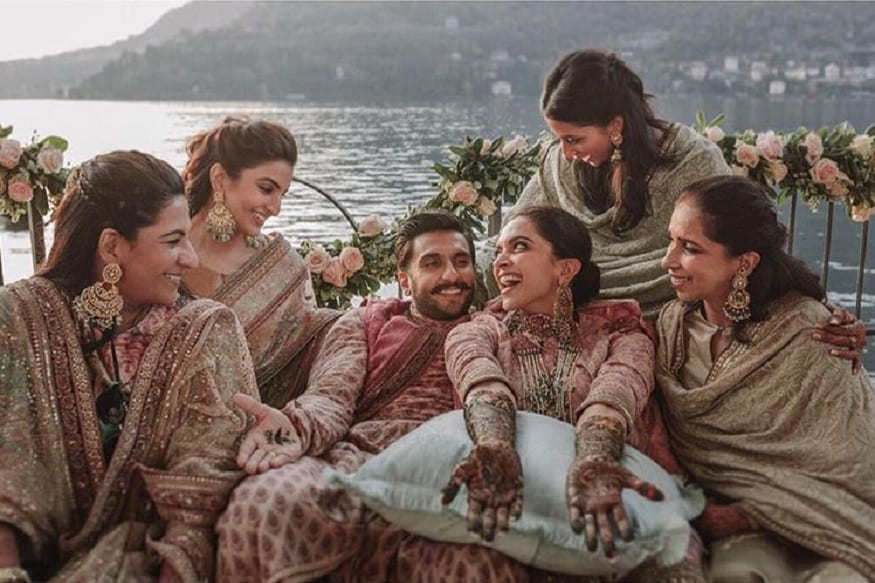 दीपिका-रणवीरनं 14 आणि 15 नोव्हेंबरला इटलीत लग्न केलं आहे. त्यांच्या लग्नाच्या फोटोबाबत त्यांनी खूप गुप्तता पाळली होती. अखेर लग्नाचे फोटो सोशल मीडियावर शेअर करण्यात आले आहेत. दीपिका-रणवीरनं 14 आणि 15 नोव्हेंबरला इटलीत लग्न केलं आहे. त्यांच्या लग्नाच्या फोटोबाबत त्यांनी खूप गुप्तता पाळली होती. अखेर लग्नाचे फोटो सोशल मीडियावर शेअर करण्यात आले आहेत.