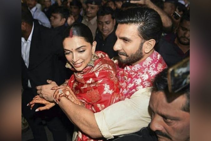 तसं पाहीलं गेलं तर भारतीय संस्कृतीत लग्नानंतर नवरी नवऱ्याच्या घरी जाते. पण, दीपिका पदुकोण आणि रणवीर सिंगच्या बाबतीत ही गोष्ट थोडी वेगळी आहे. सुत्रांनी दिलेल्या माहितीनुसार, दीपिका रणवीच्या घरी नाही तर रणवीर दीपिकाच्या घरी राहणार आहे. तसं पाहीलं गेलं तर भारतीय संस्कृतीत लग्नानंतर नवरी नवऱ्याच्या घरी जाते. पण, दीपिका पदुकोण आणि रणवीर सिंगच्या बाबतीत ही गोष्ट थोडी वेगळी आहे. सुत्रांनी दिलेल्या माहितीनुसार, दीपिका रणवीच्या घरी नाही तर रणवीर दीपिकाच्या घरी राहणार आहे.