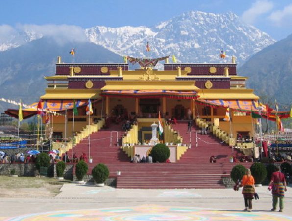 धर्मशाला- अंतर- (दिल्लीपासून)- जवळपास 475 किमी बस- 500 रुपयांपासून सुरू ट्रेन- 500 रुपयांपासून सुरू इथले सर्वात चांगली हॉटेल्सही प्रती रात्र 1 हजार रुपयांच्या आतच्या दरात मिळतील. बर्फाच्या पर्वतरांगा आणि नयनरम्य दृश्य तुम्हाला तिथे काही दिवस राहण्यासाठी नक्कीच परावृत्त करतील. 10 किमी दूर असलेले मॅकलोडगंज हा परिसरही फिरण्यासारखा आहे. इथे बौद्ध धर्म गुरू दलाई लामा यांचे खूप सुंदर मंदिर आहे. धर्मशाला- अंतर- (दिल्लीपासून)- जवळपास 475 किमी बस- 500 रुपयांपासून सुरू ट्रेन- 500 रुपयांपासून सुरू इथले सर्वात चांगली हॉटेल्सही प्रती रात्र 1 हजार रुपयांच्या आतच्या दरात मिळतील. बर्फाच्या पर्वतरांगा आणि नयनरम्य दृश्य तुम्हाला तिथे काही दिवस राहण्यासाठी नक्कीच परावृत्त करतील. 10 किमी दूर असलेले मॅकलोडगंज हा परिसरही फिरण्यासारखा आहे. इथे बौद्ध धर्म गुरू दलाई लामा यांचे खूप सुंदर मंदिर आहे.