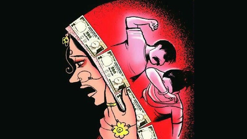 ठाणे, 25 नोव्हेंबर : महाराष्ट्राच्या ठाणे जिल्ह्यात एक धक्कादायक प्रकार समोर आला आहे. हुंड्याच्या या प्रकारामुळे संपूर्ण ठाणे सध्या हादरलं आहे. हुंड्यासाठी पतीने स्व:ताच्याच गर्भवती पत्नीवर हल्ला केला आहे. ठाणे, 25 नोव्हेंबर : महाराष्ट्राच्या ठाणे जिल्ह्यात एक धक्कादायक प्रकार समोर आला आहे. हुंड्याच्या या प्रकारामुळे संपूर्ण ठाणे सध्या हादरलं आहे. हुंड्यासाठी पतीने स्व:ताच्याच गर्भवती पत्नीवर हल्ला केला आहे.
