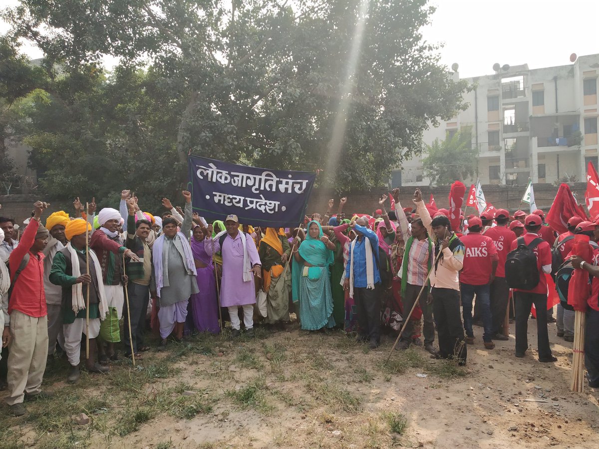 संपूर्ण कर्जमाफी आणि शेतमालाला उत्पादन खर्चाच्या दीडपट हमीभाव अशी या शेतकऱ्याच्या प्रमुख मागणी आहे. संपूर्ण कर्जमाफी आणि शेतमालाला उत्पादन खर्चाच्या दीडपट हमीभाव अशी या शेतकऱ्याच्या प्रमुख मागणी आहे.