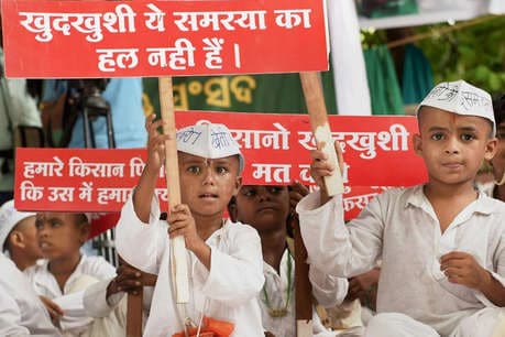गेल्या वर्षी मुंबईतही असा मोठा शेतकरी मोर्चा निघाला होता. त्या वेळी दिलेली आश्वासनं अद्याप पूर्ण झालेली नाहीत म्हणून पुन्हा एकदा बळीराजानं एल्गार केला आहे. गेल्या वर्षी मुंबईतही असा मोठा शेतकरी मोर्चा निघाला होता. त्या वेळी दिलेली आश्वासनं अद्याप पूर्ण झालेली नाहीत म्हणून पुन्हा एकदा बळीराजानं एल्गार केला आहे.