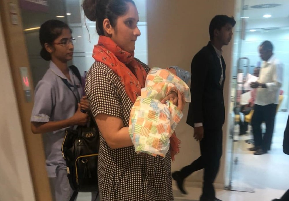 आधी खेळाडू, नंतर पत्नी आणि आता आई म्हणून जबाबदारी पार पाडण्यासाठी सानिया तयार आहे. शोएब मलिकने ही बातमी सोशल मीडियावर शेअर केली होती. घरी येणाऱ्या नव्या पाहुण्याच्या तयारीला शोएब लागला आहे. आधी खेळाडू, नंतर पत्नी आणि आता आई म्हणून जबाबदारी पार पाडण्यासाठी सानिया तयार आहे. शोएब मलिकने ही बातमी सोशल मीडियावर शेअर केली होती. घरी येणाऱ्या नव्या पाहुण्याच्या तयारीला शोएब लागला आहे.