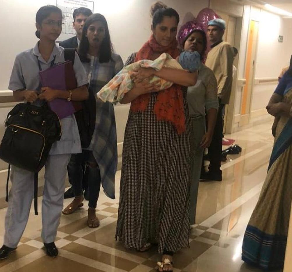 शोएब आणि सानियाने मुलाचे नाव इजहान मलिक असे ठेवले आहे. हैदराबादच्या रेनबो चिल्ड्रन्स होम इथे सानियाने बाळाला जन्म दिला आहे. सानिया आणि बाळ दोघांचेही आरोग्य व्यवस्थित असल्याचं डॉक्टरांचं म्हणणं आहे. त्यामुळे डॉक्टरांनी त्यांना घरी जाण्याची परवानगी दिली आहे. शोएब आणि सानियाने मुलाचे नाव इजहान मलिक असे ठेवले आहे. हैदराबादच्या रेनबो चिल्ड्रन्स होम इथे सानियाने बाळाला जन्म दिला आहे. सानिया आणि बाळ दोघांचेही आरोग्य व्यवस्थित असल्याचं डॉक्टरांचं म्हणणं आहे. त्यामुळे डॉक्टरांनी त्यांना घरी जाण्याची परवानगी दिली आहे.