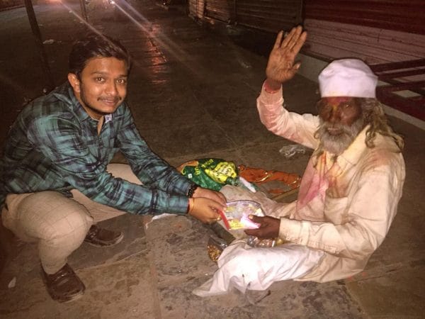 आपण ज्या समाजात राहतो त्या समाजाचे ऋण फेडणे प्रत्येकाचे कर्तव्य आहे. रोजच आरामदायी, नीटनेटकेपनाच आयुष्य सगळेच जगतात. आपण ज्या समाजात राहतो त्या समाजाचे ऋण फेडणे प्रत्येकाचे कर्तव्य आहे. रोजच आरामदायी, नीटनेटकेपनाच आयुष्य सगळेच जगतात.